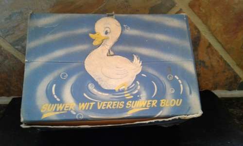 REMEMBER THESE RECKITTS BLUE  6 DOZEN SQUARES IN GOOD CONDITION. IN ORIGINAL BOX.